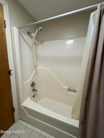 a view of room with an empty room