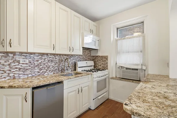 $349,998 | 601 Pelham Parkway North, Unit 106 | Bronxwood