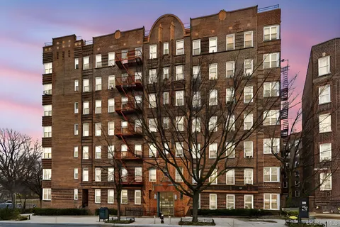 $349,998 | 601 Pelham Parkway North, Unit 106 | Bronxwood