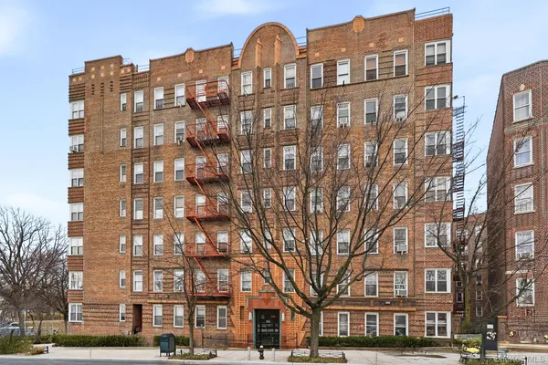 $349,998 | 601 Pelham Parkway North, Unit 106 | Bronxwood