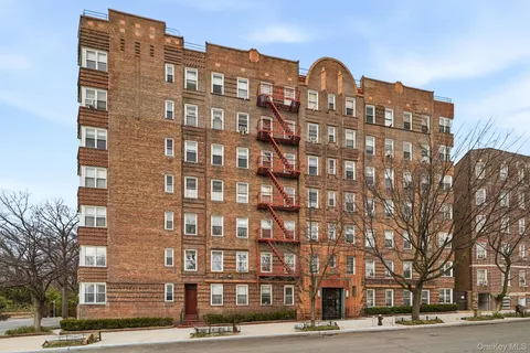 $349,998 | 601 Pelham Parkway North, Unit 106 | Bronxwood