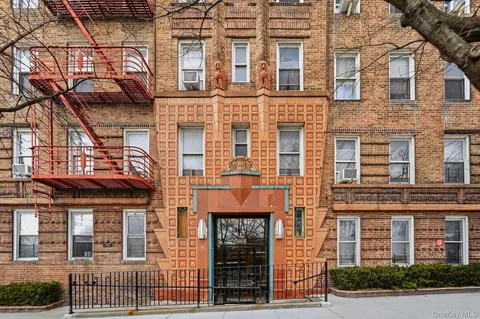 $349,998 | 601 Pelham Parkway North, Unit 106 | Bronxwood