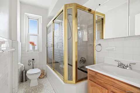 $349,998 | 601 Pelham Parkway North, Unit 106 | Bronxwood