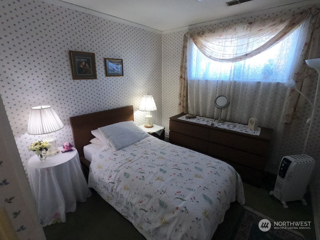 422 South 26th Street Renton, WA 98055 - Photo 19 of 24 a bedroom with a bed and a lamp with window