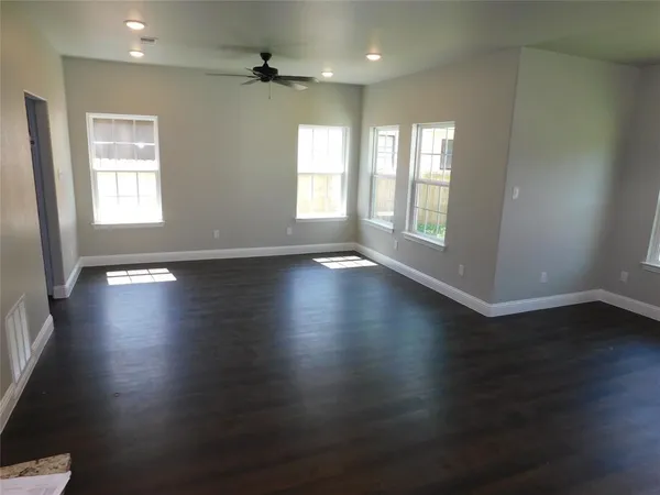 $2,200 | 704 East Jefferson Street, Waxahachie, TX 75165