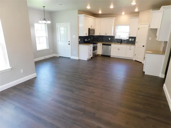$2,200 | 704 East Jefferson Street, Waxahachie, TX 75165