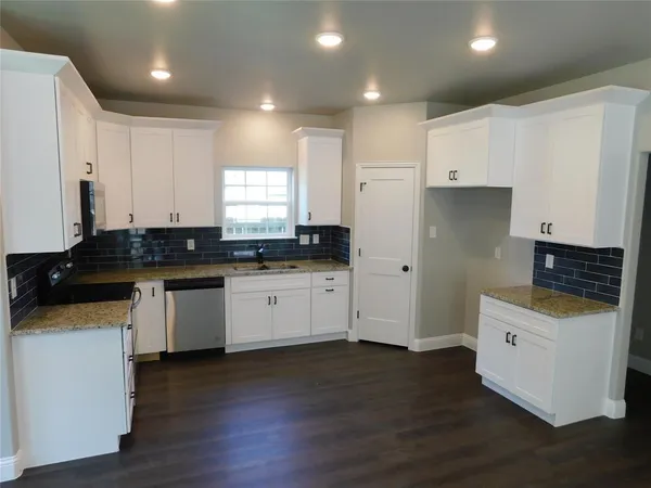 $2,200 | 704 East Jefferson Street, Waxahachie, TX 75165