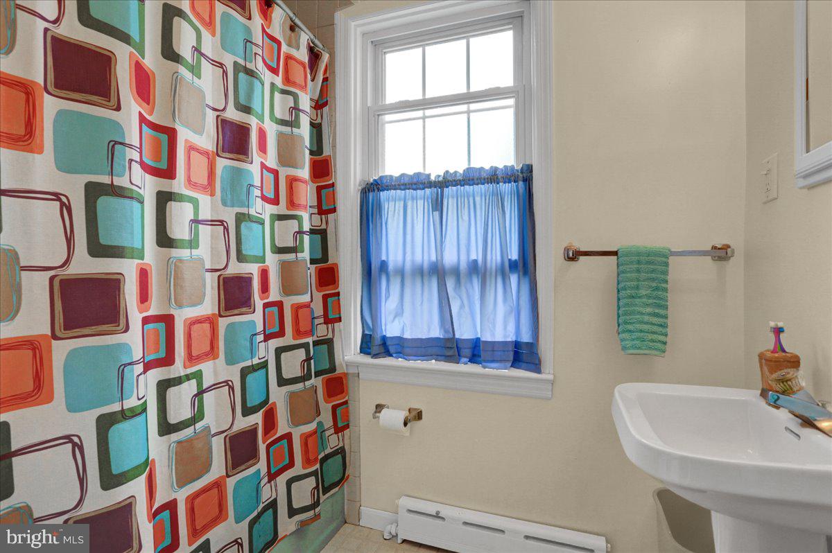 509 March Street Reading, PA 19607 - Photo 16 of 25 Large hall full bath