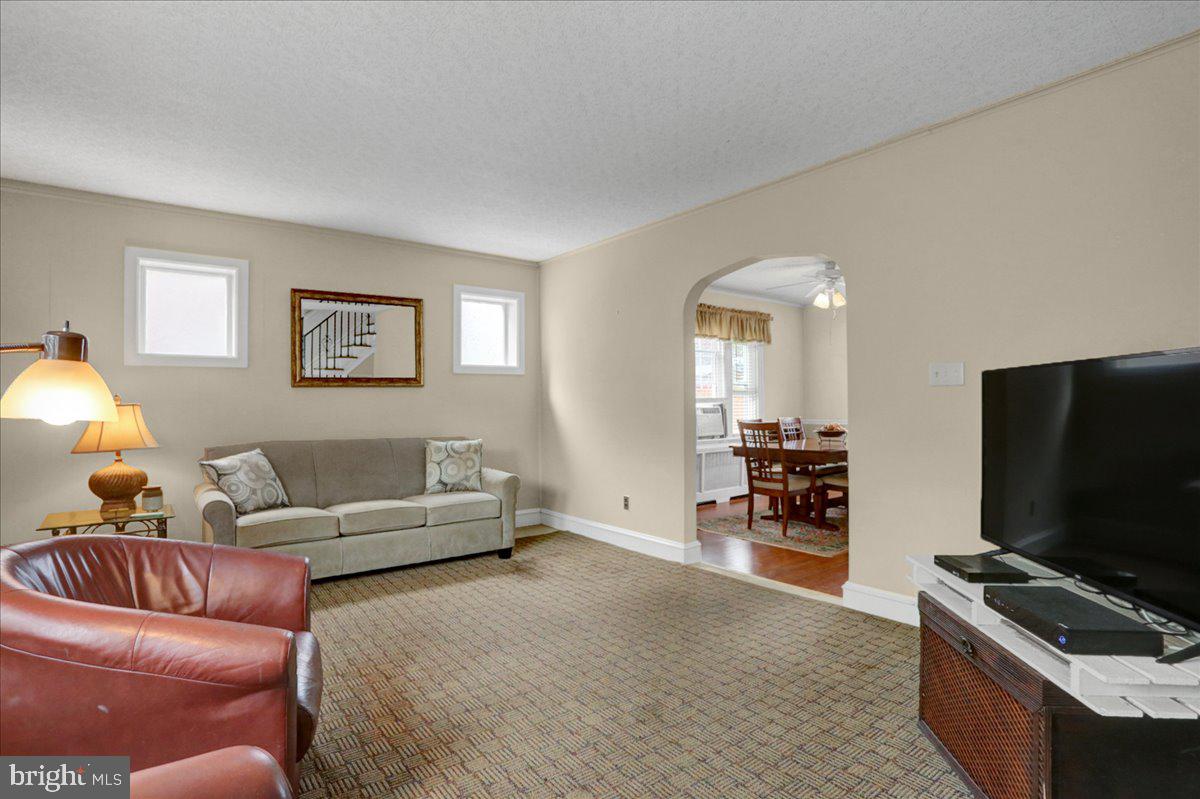 Large living area adjcent to dining room