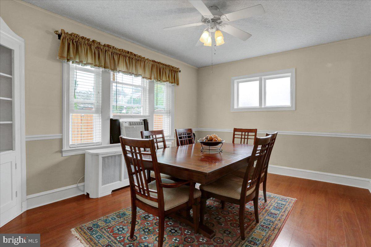 Extra large dining room with build ins.