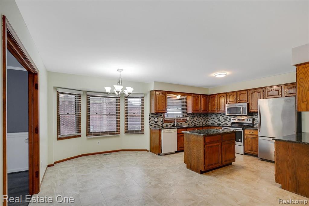 887 Woodridge Court Rochester, MI 48307 - Photo 24 of 39