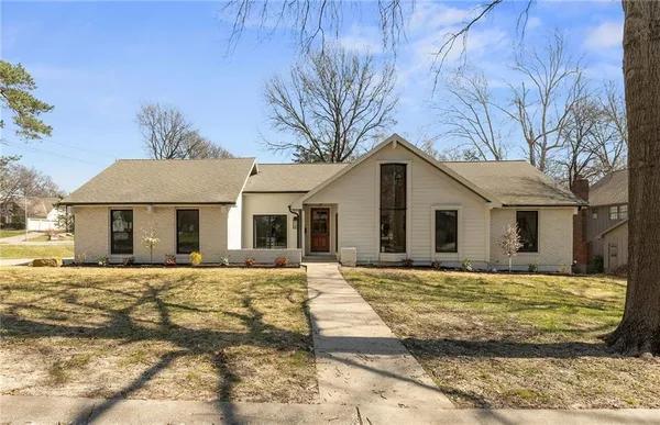 $884,000 | 10301 Howe Drive, Leawood, KS 66206