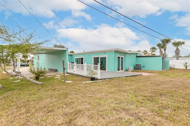 a view of house with backyard and porch