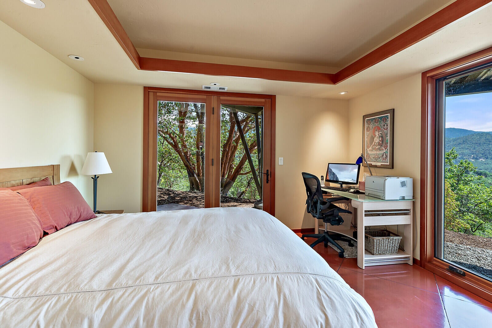 4922 Pioneer Road Medford, OR 97501 - Photo 43 of 70 Downstairs Guest Bedroom