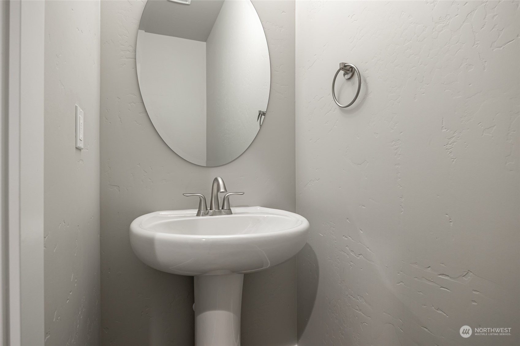 5307 South Kent Street Kennewick, WA 99337 - Photo 12 of 40 a bathroom with a sink and a mirror