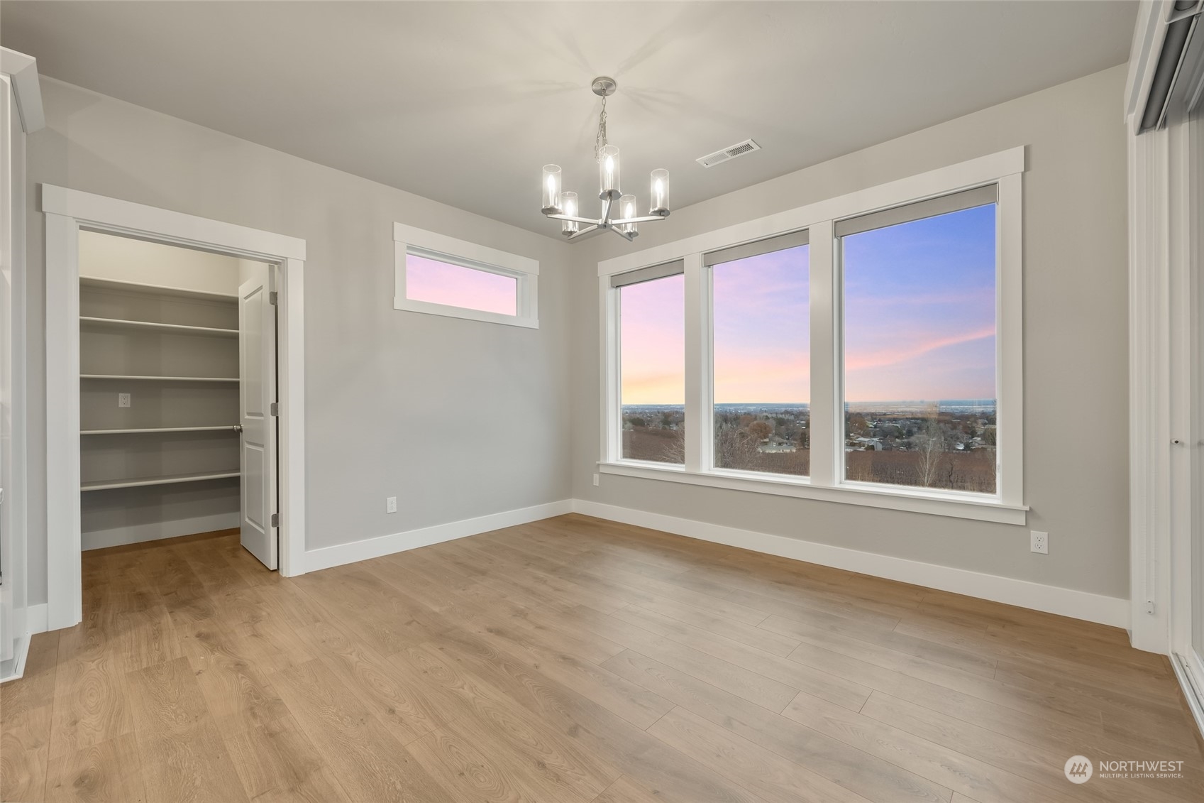 5307 South Kent Street Kennewick, WA 99337 - Photo 20 of 40 a view of livingroom with window
