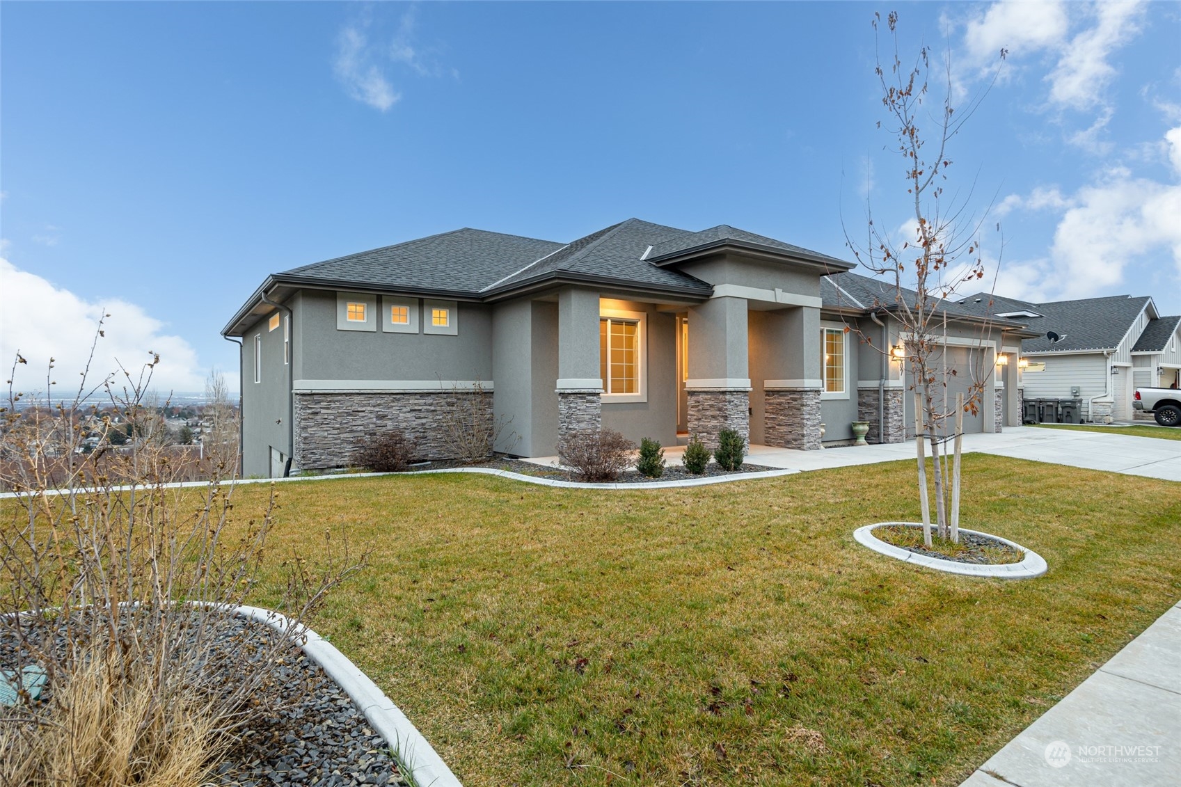 5307 South Kent Street Kennewick, WA 99337 - Photo 2 of 40 a front view of a house with a yard