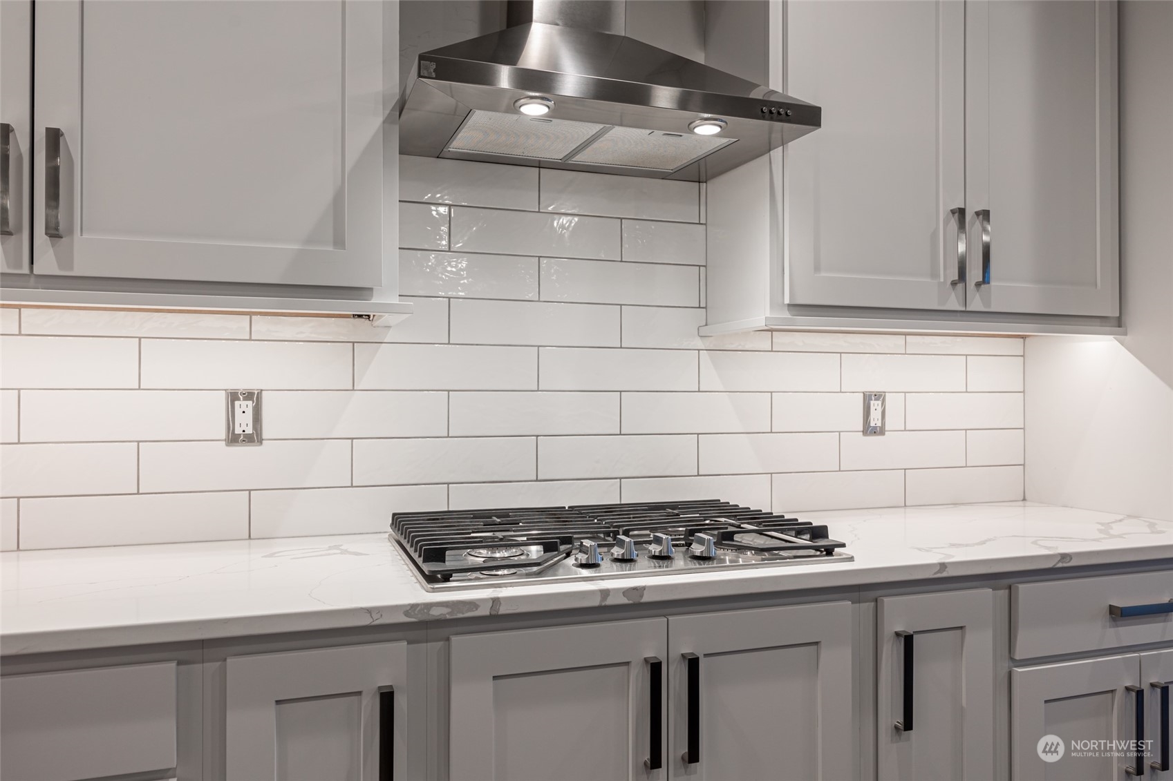 5307 South Kent Street Kennewick, WA 99337 - Photo 25 of 40 a stove top oven sitting inside of a kitchen
