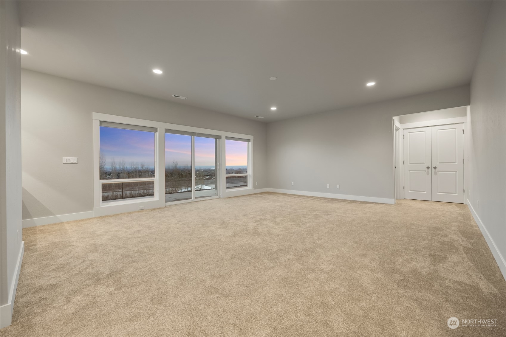 5307 South Kent Street Kennewick, WA 99337 - Photo 27 of 40 a view of an empty room with a window