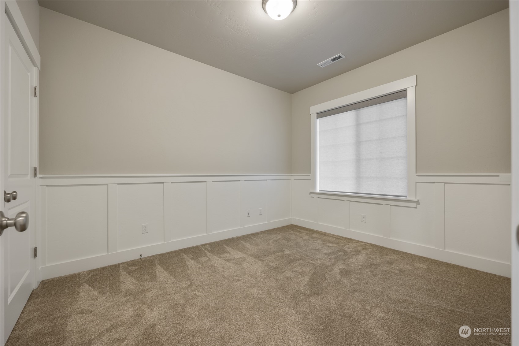 5307 South Kent Street Kennewick, WA 99337 - Photo 7 of 40 an empty room with a workbench