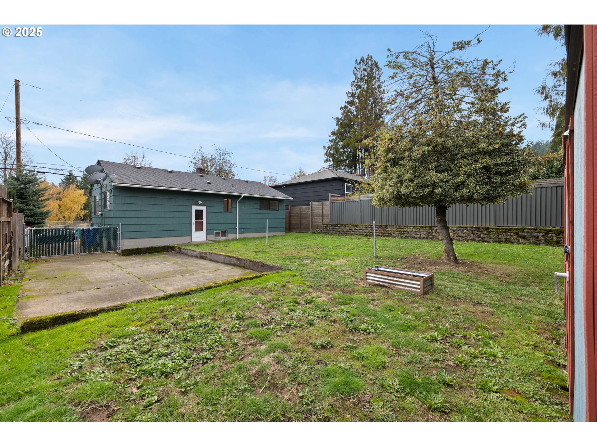 7643 Southeast Market Street Portland, OR 97215 - Photo 28 of 34 a backyard of a house with table and chairs