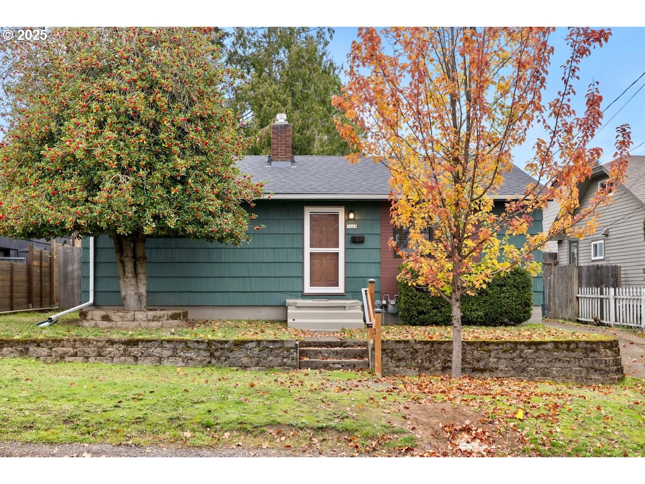 7643 Southeast Market Street Portland, OR 97215 - Photo 32 of 34 a backyard of a house