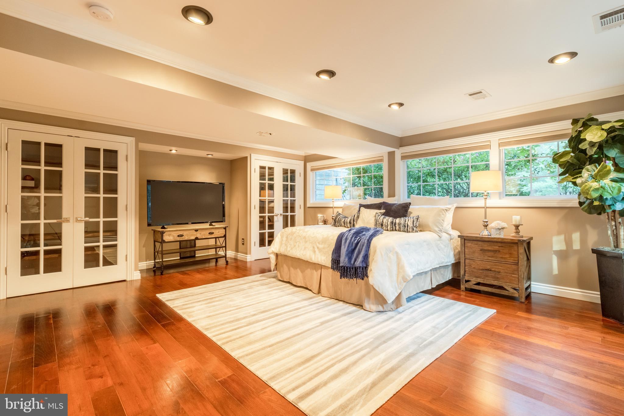 5402 Kennett Pike Wilmington, DE 19807 - Photo 58 of 81 a spacious bedroom with a large bed and a large window