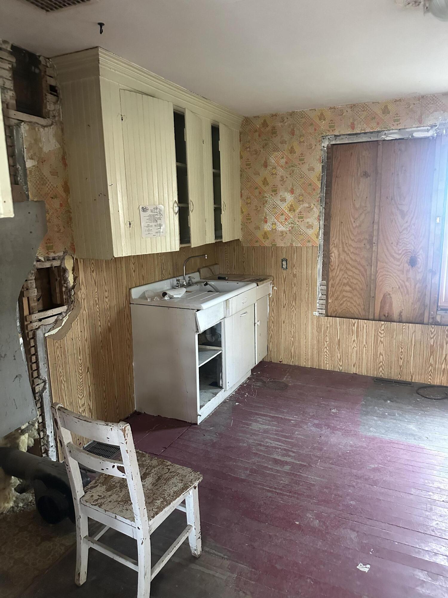 8 Lincoln Street Millinocket, ME 04462 - Photo 5 of 16 13193727-5D09-41B6-8AA2-ACBF6A90397F