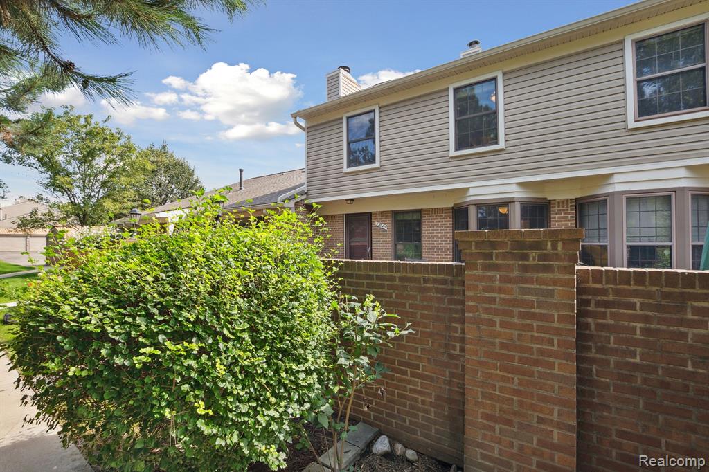 22040 Edgewater Novi, MI 48375 - Photo 4 of 44