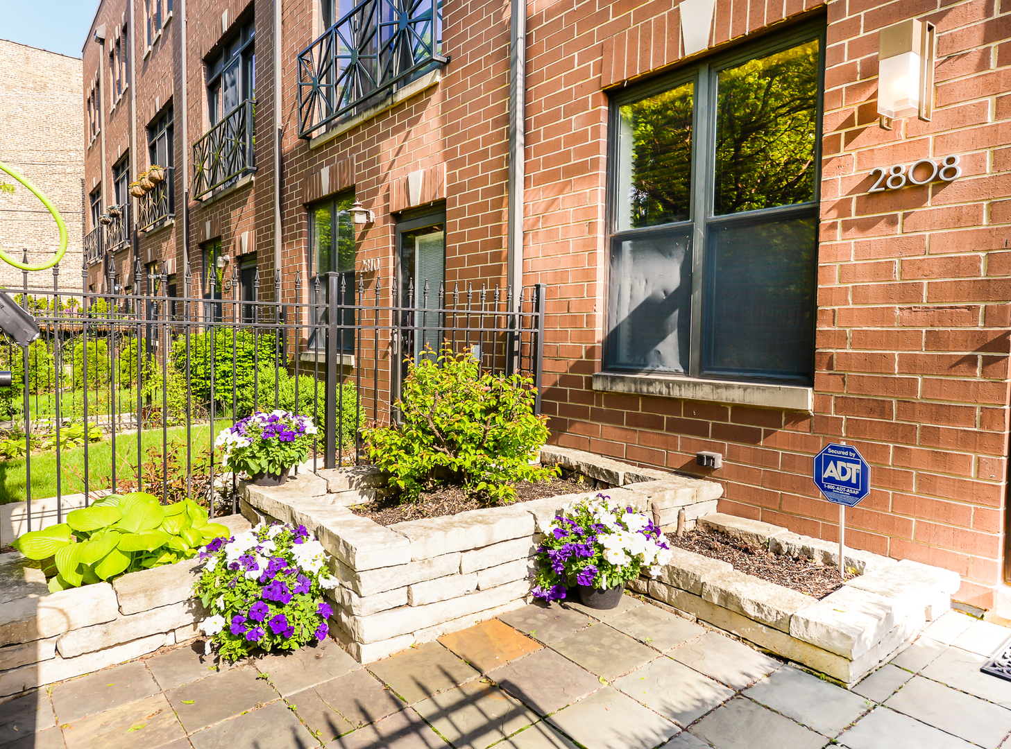 2808 West Dickens Avenue Chicago, IL 60647 - Photo 2 of 28