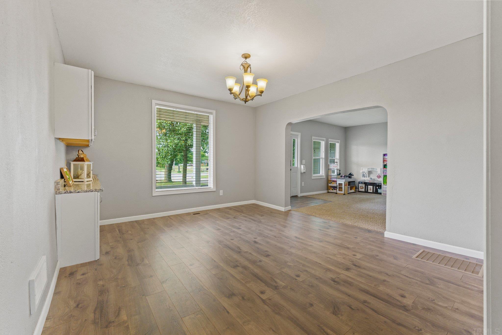 12129 Leo Road Fort Wayne, IN 46845 - Photo 4 of 36