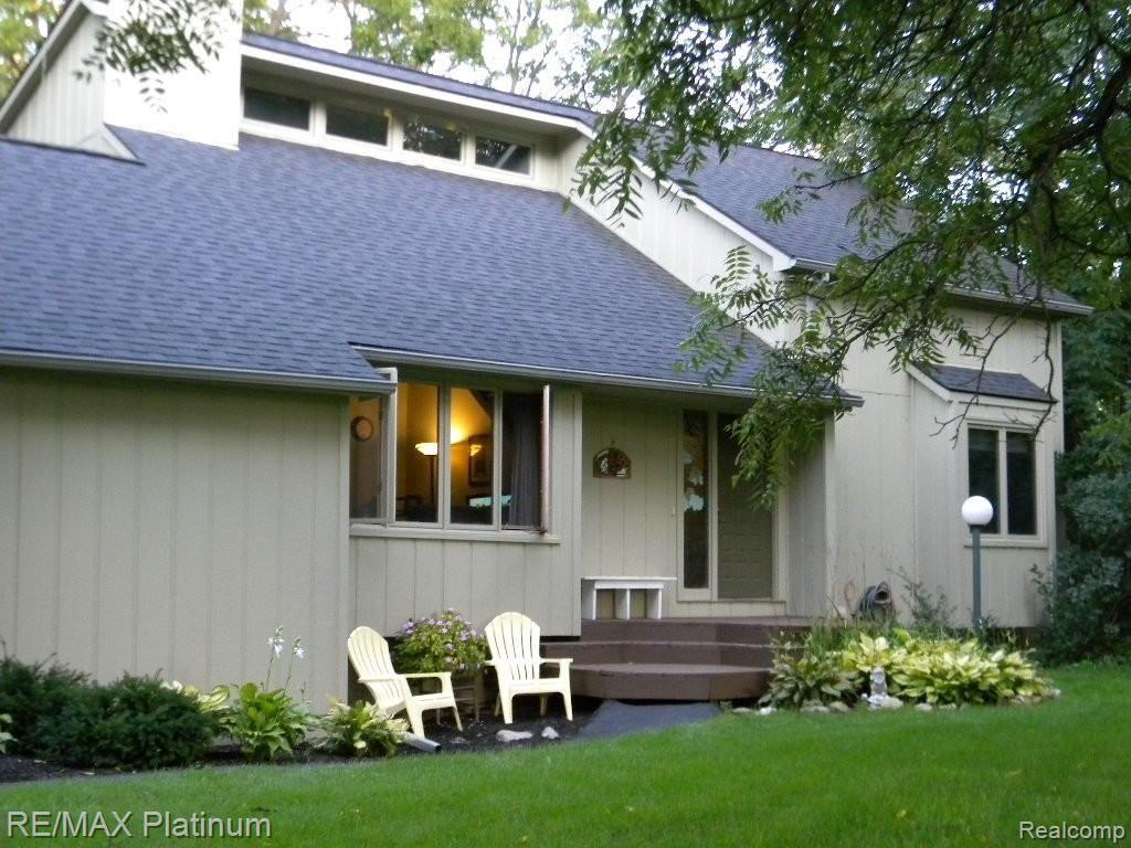 1240 Grebe Road Highland, MI 48357 - Photo 2 of 25 Inviting Entryway