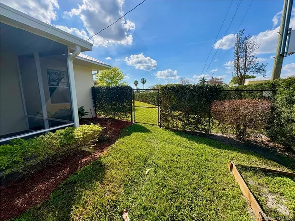 a view of a back yard