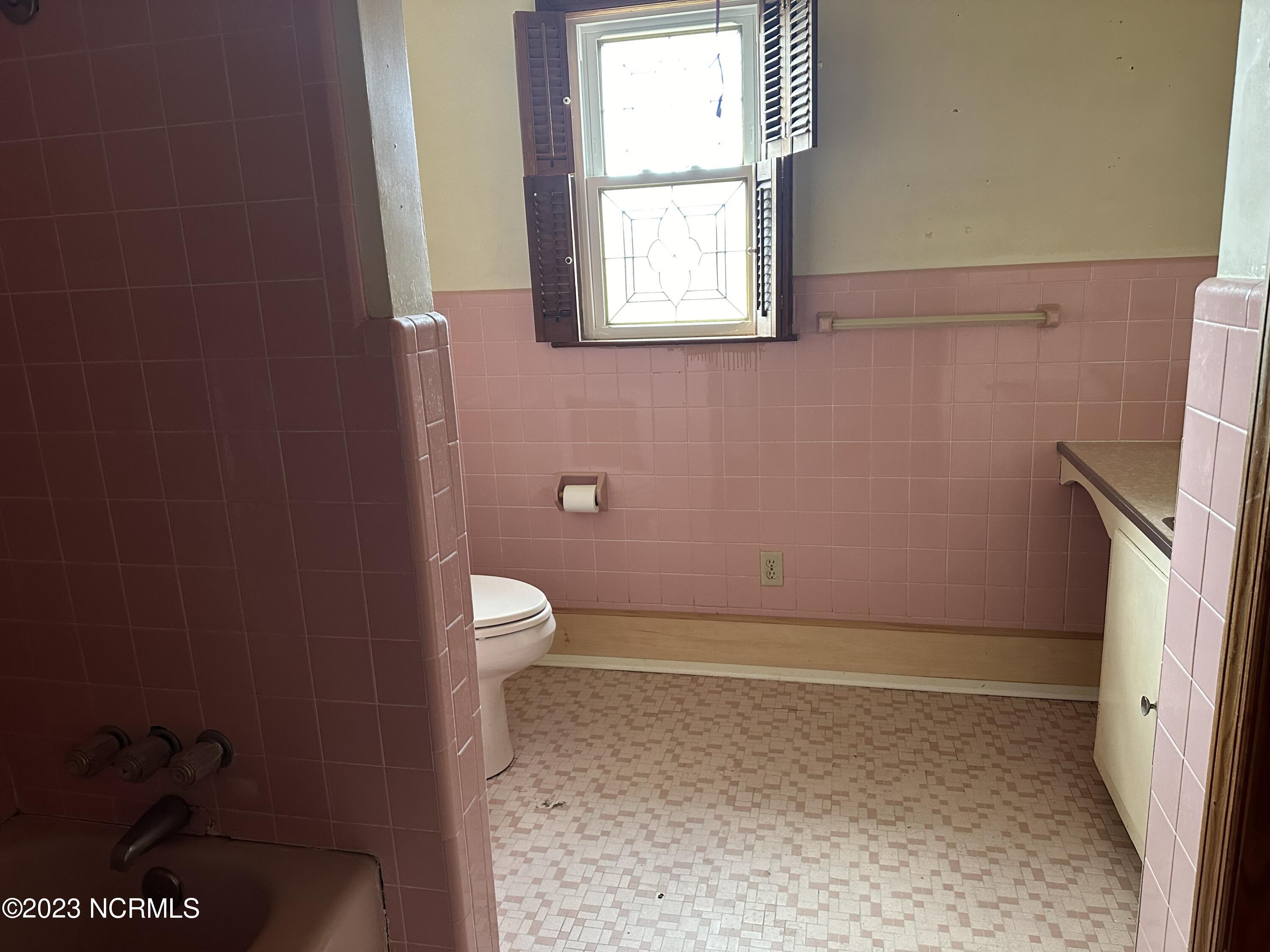 1340 Newland Road Elizabeth City, NC 27909 - Photo 17 of 23 Hall bath