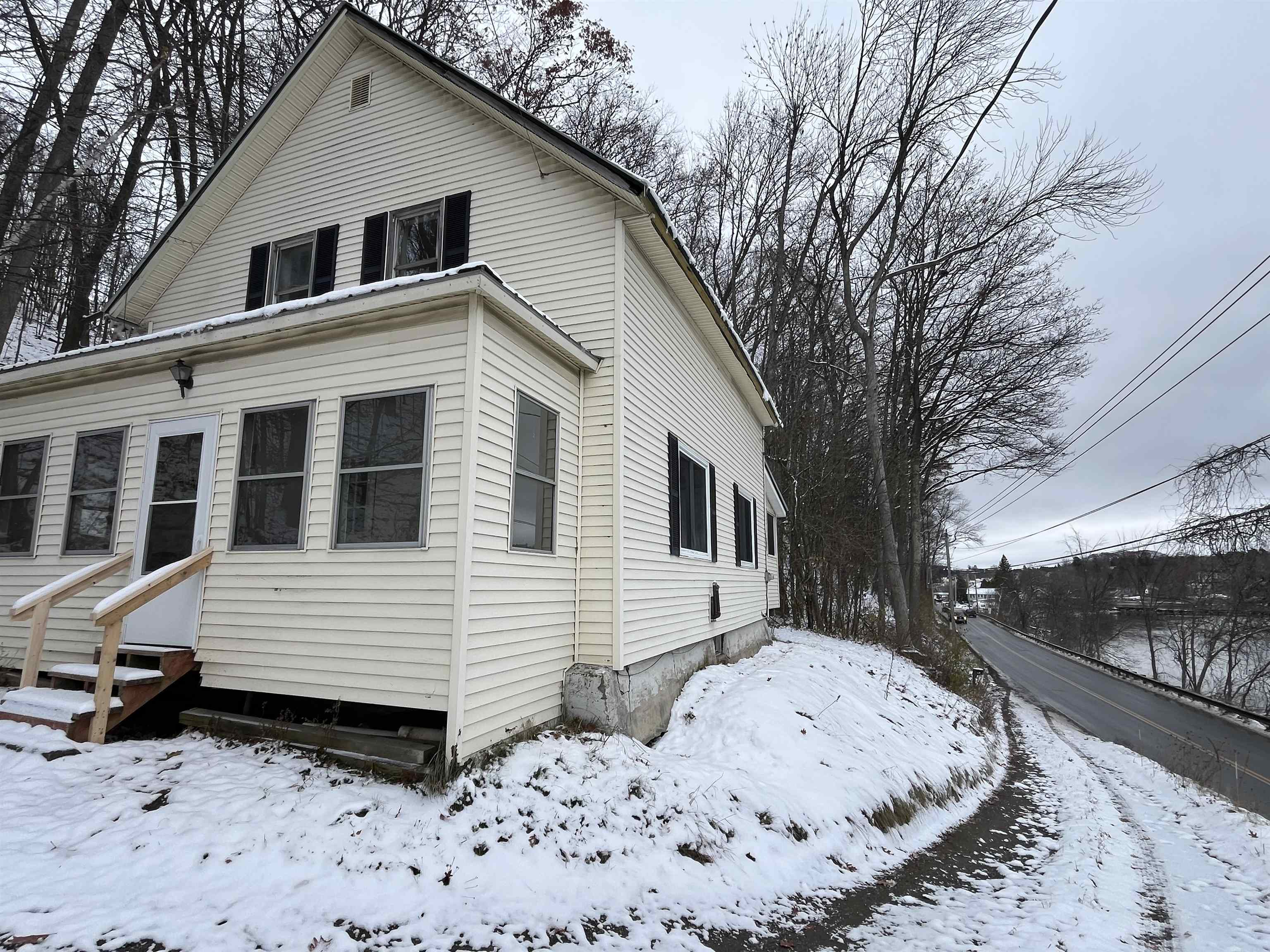 428 Coventry Street Newport, VT 05855 - Photo 3 of 28