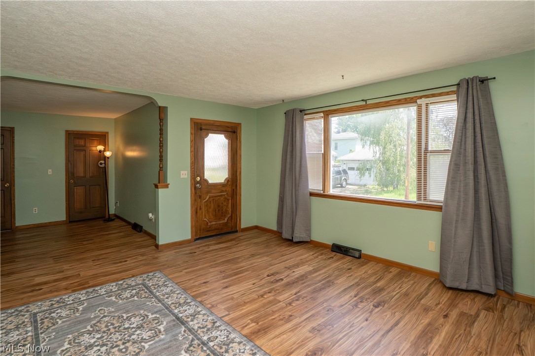 215 8th Street Southwest Massillon, OH 44647 - Photo 5 of 32