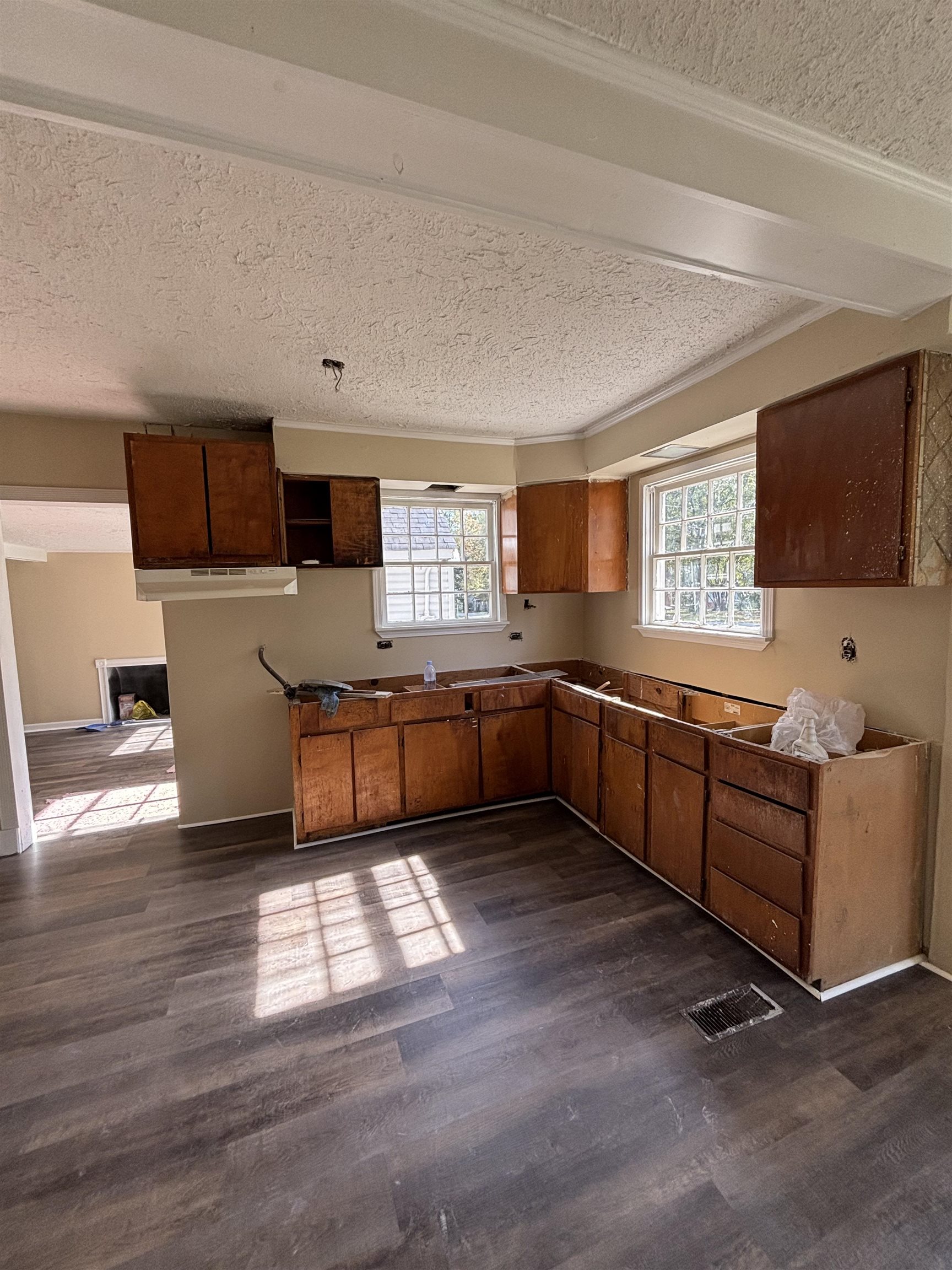 936 Brownlee Road Memphis, TN 38116 - Photo 7 of 12 a living room with furniture and a flat screen tv