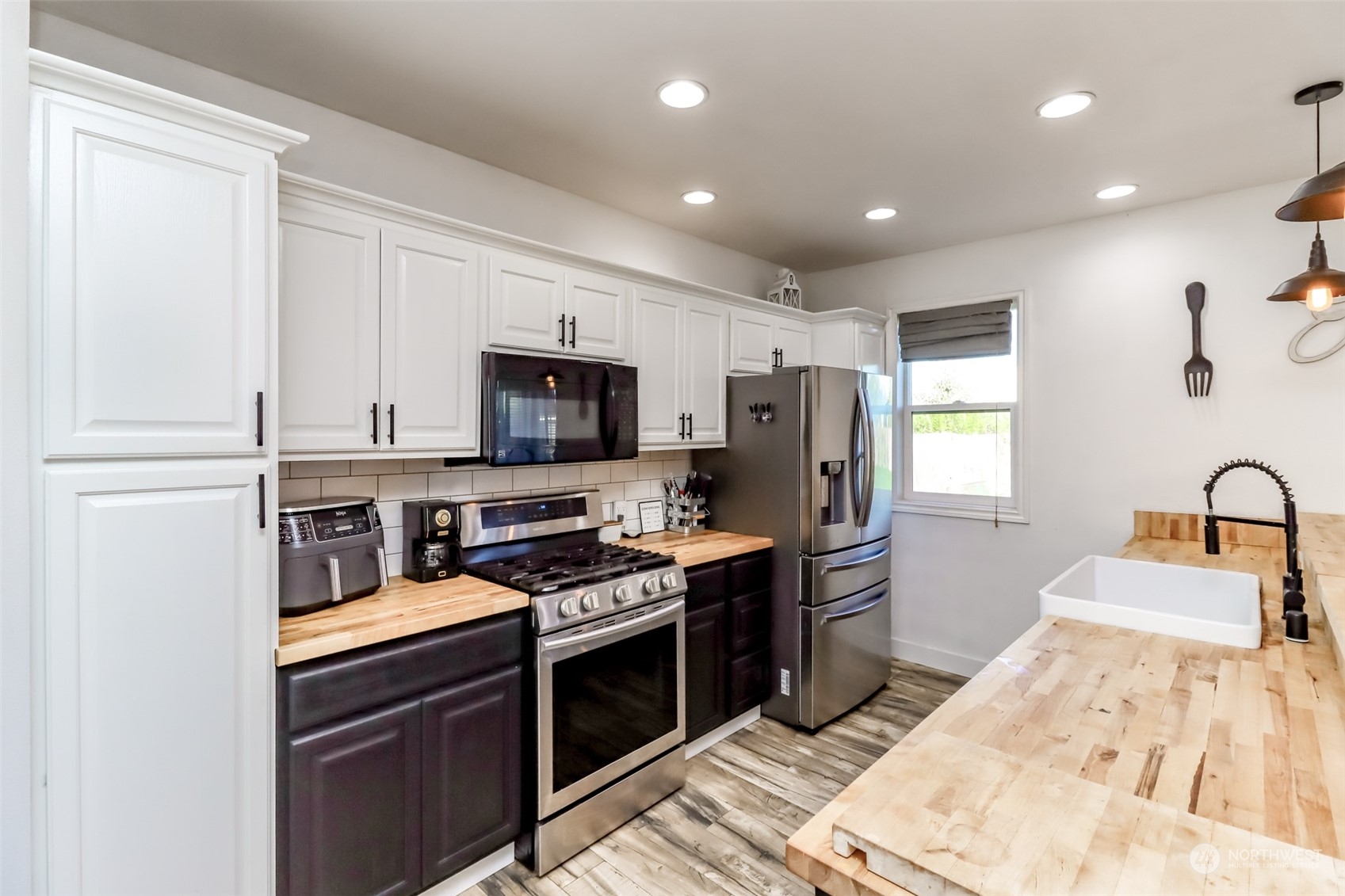 1355 McHugh Avenue Enumclaw, WA 98022 - Photo 11 of 35 a kitchen with stainless steel appliances granite countertop a stove refrigerator sink and microwave