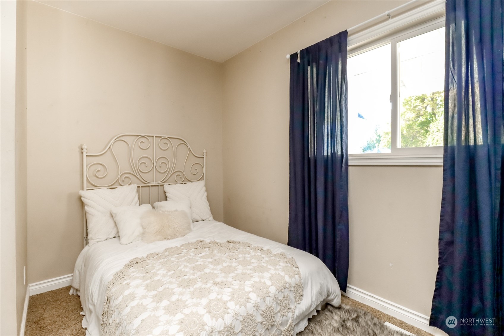 1355 McHugh Avenue Enumclaw, WA 98022 - Photo 14 of 35 a large bed sitting in a bedroom next to a window