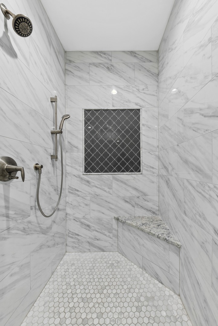 250 Violet Lane Wheeling, IL 60090 - Photo 11 of 16 a bathroom with a shower