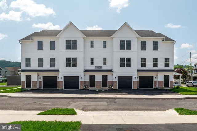 $2,250 | 560 Long Street, Unit 1, Emmaus, PA 18049