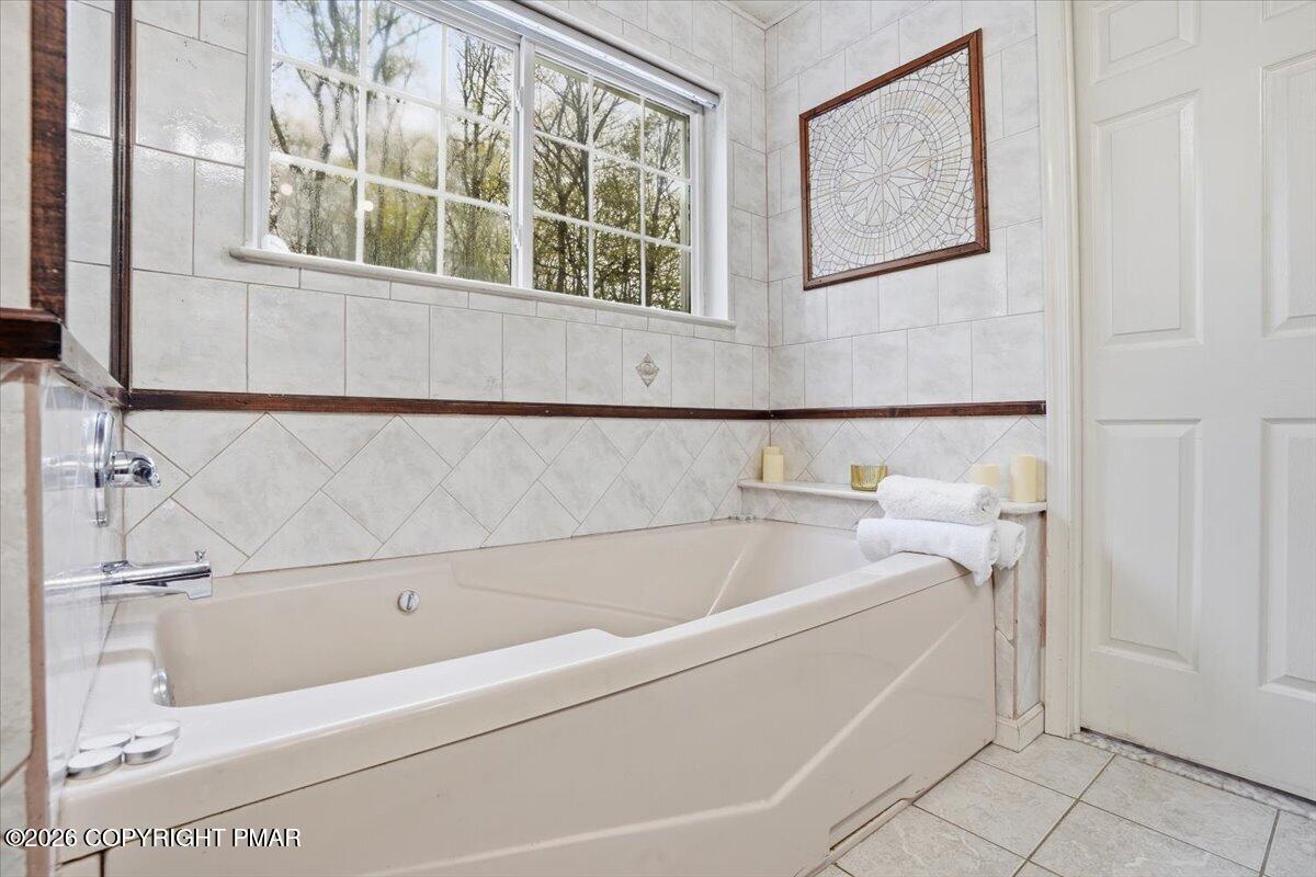 349 Bumble Bee Pass Cresco, PA 18326 - Photo 11 of 31 Primary ensuite - jacuzzi
