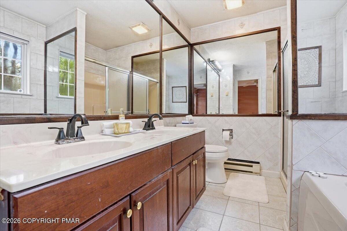 349 Bumble Bee Pass Cresco, PA 18326 - Photo 12 of 31 Primary en-suite