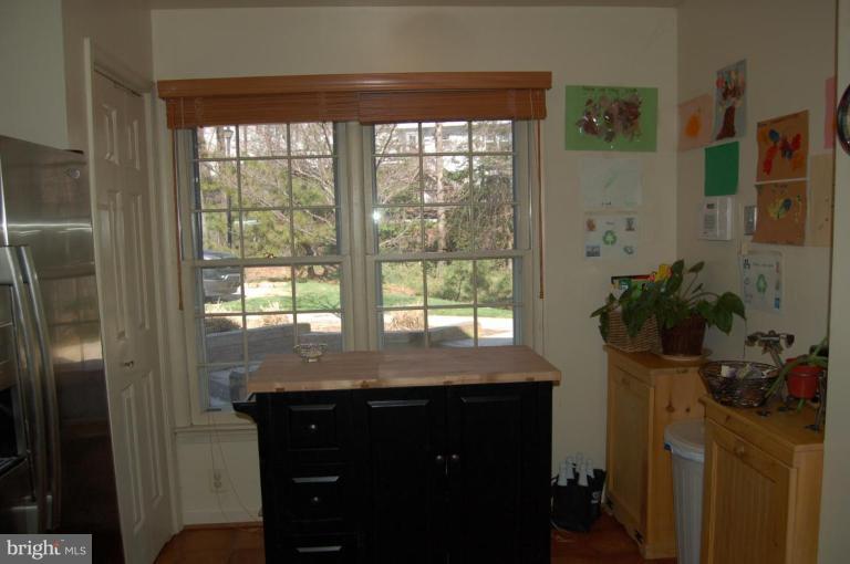 8186 Cliffview Avenue Springfield, VA 22153 - Photo 19 of 23 Kitchen