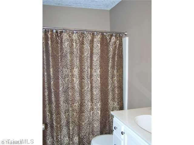 389 Cornatzer Road Mocksville, NC 27028 - Photo 9 of 13 Bath.