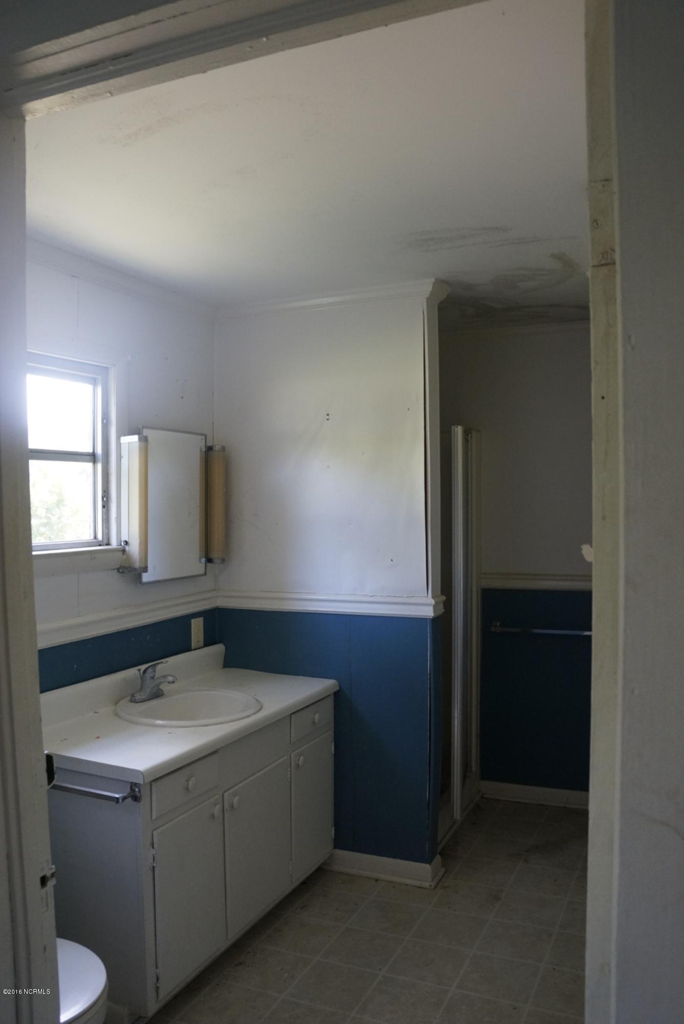1275 Washington Post Road New Bern, NC 28562 - Photo 11 of 17 Bathroom