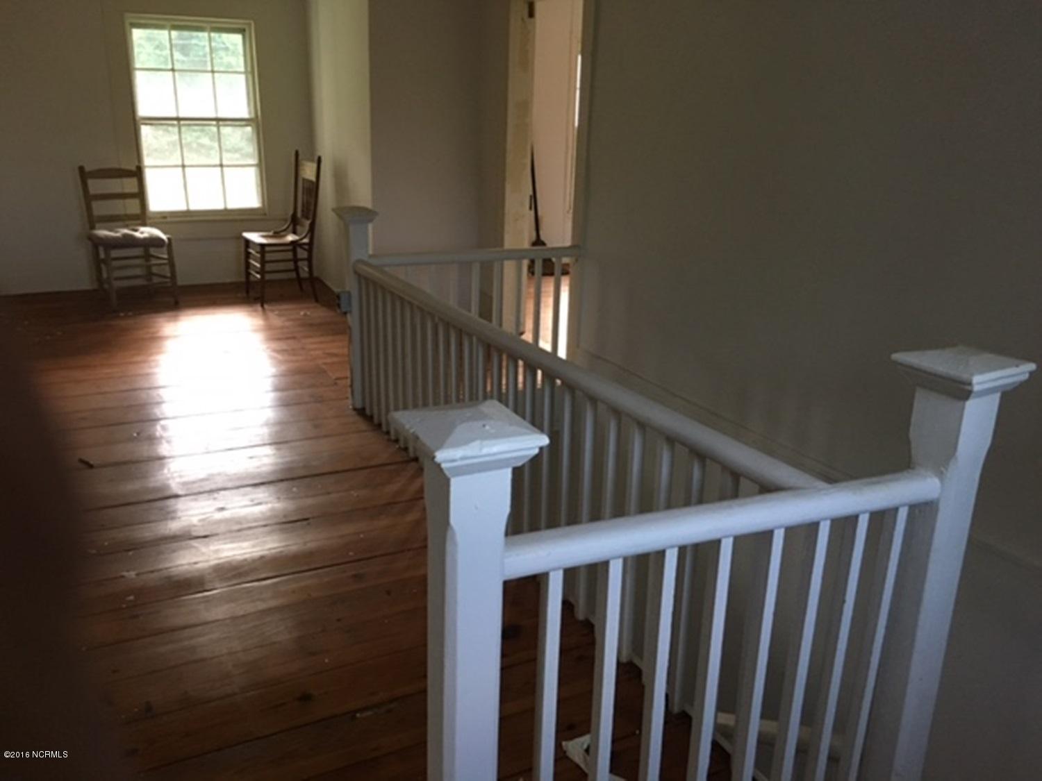1275 Washington Post Road New Bern, NC 28562 - Photo 8 of 17 Upstairs Landing