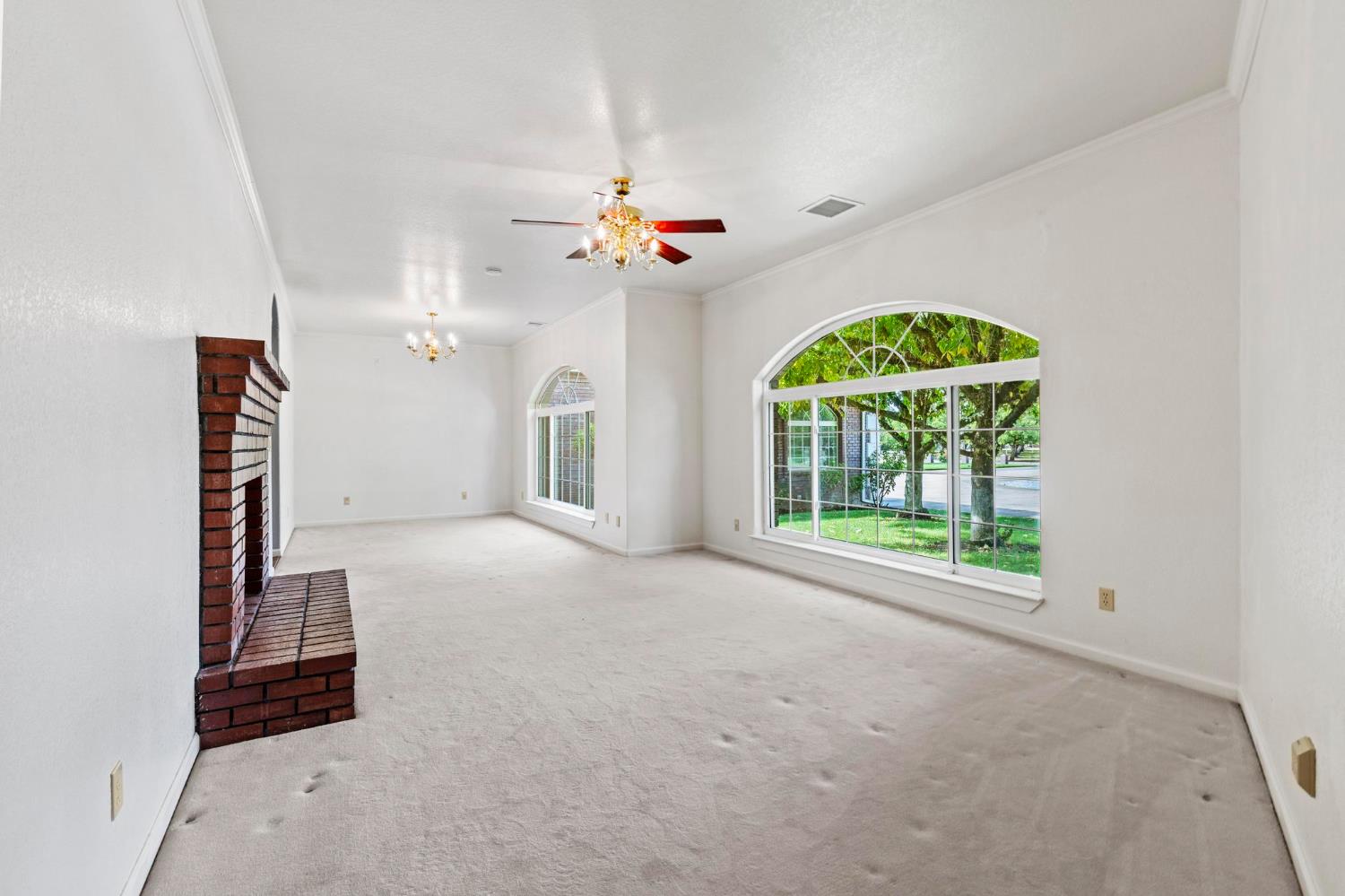 10963 Metteer Road Live Oak, CA 95953 - Photo 24 of 73 en empty room with windows and ceiling fan