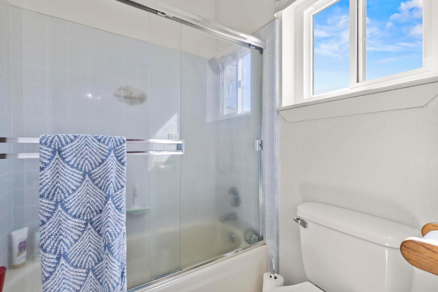 10963 Metteer Road Live Oak, CA 95953 - Photo 50 of 73 a bathroom with a bathtub and a toilet