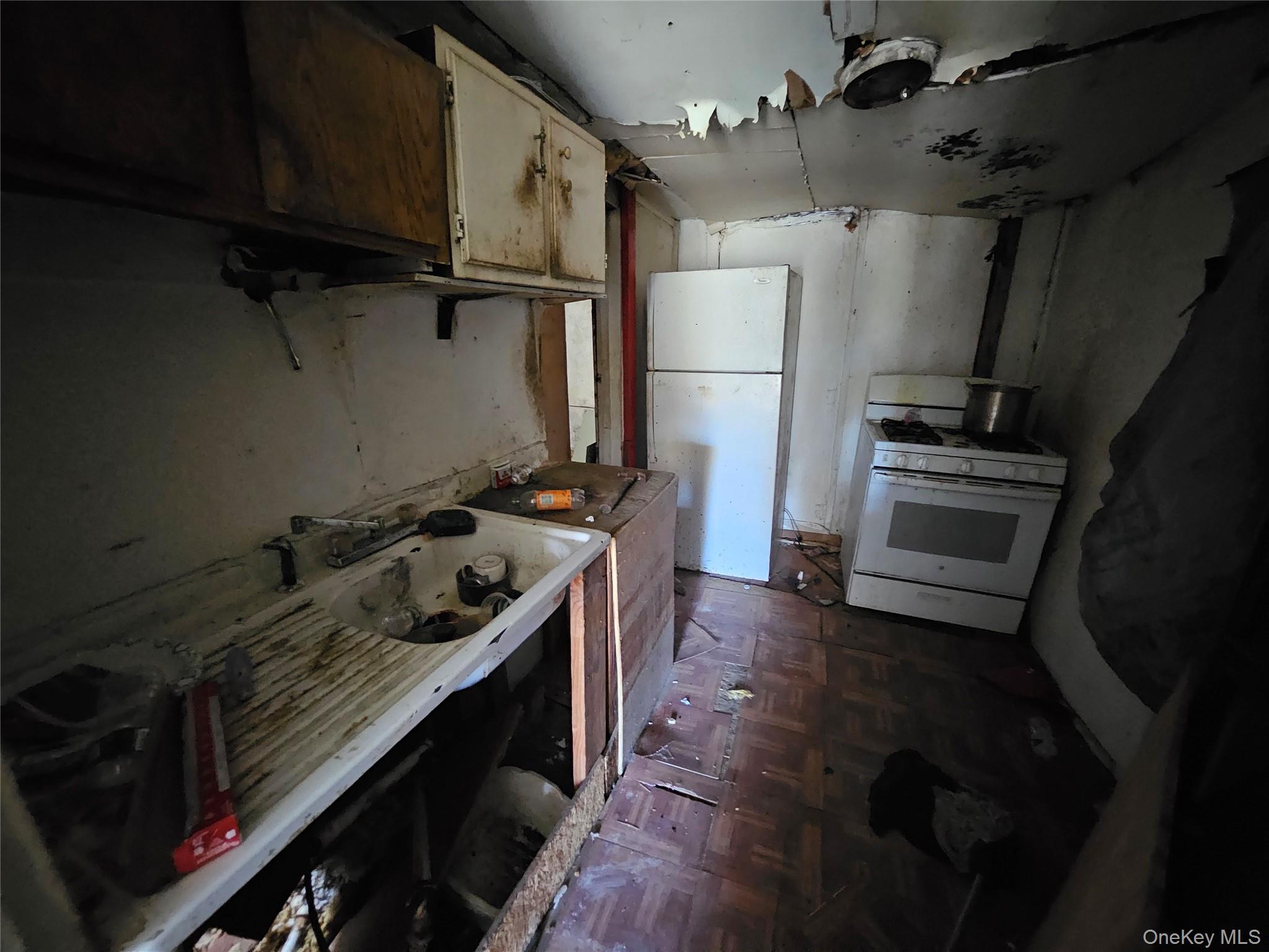 549 Granny Road Medford, NY 11763 - Photo 15 of 37 a kitchen with appliances cabinets and a stove